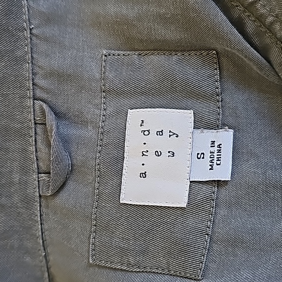 Women Army Green a.n.d e a w y sleeveless  jacket Size Small - Picture 4 of 4